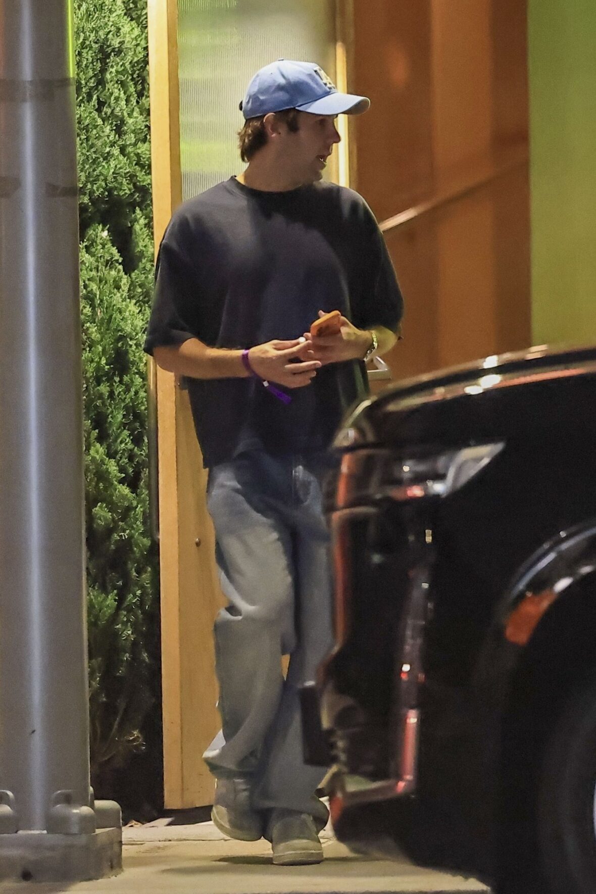 Olivia Jade, Victoria Justice e David Dobrik no Alba Restaurant em Los Angeles