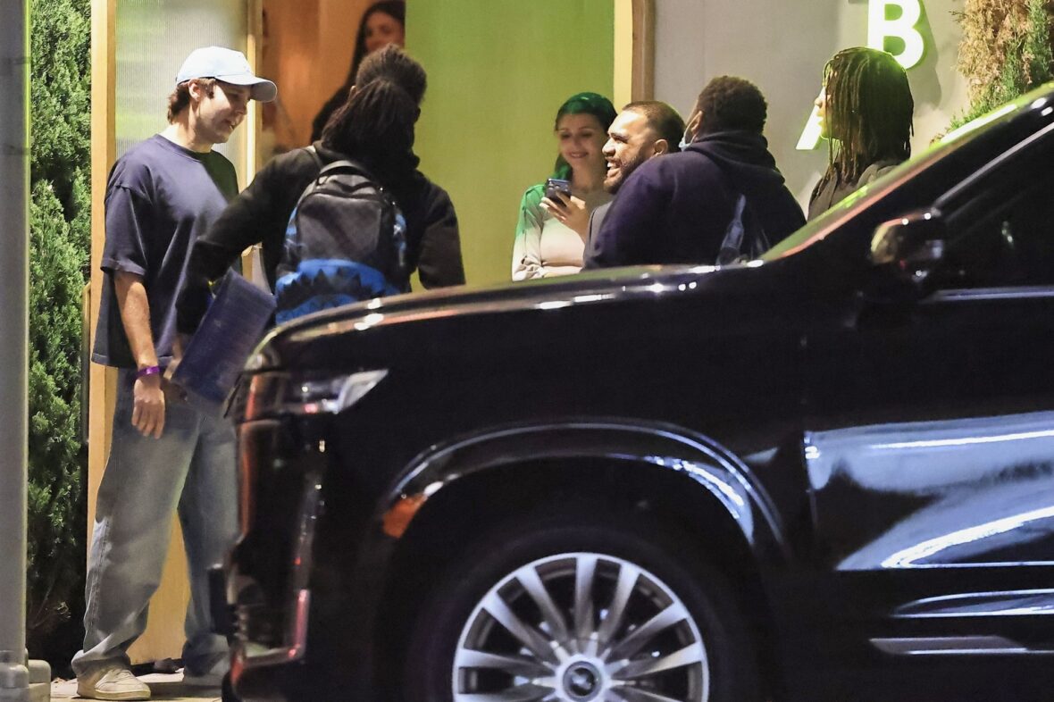 Olivia Jade, Victoria Justice e David Dobrik no Alba Restaurant em Los Angeles