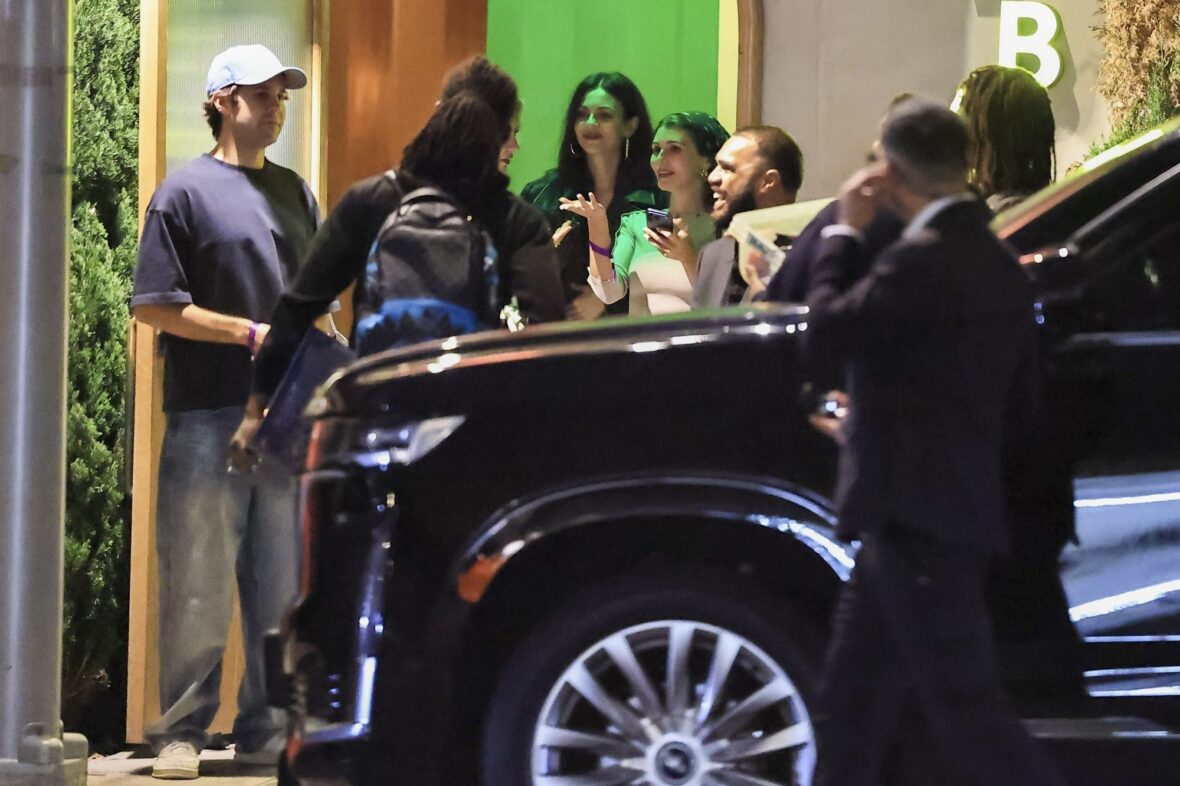 Olivia Jade, Victoria Justice e David Dobrik no Alba Restaurant em Los Angeles
