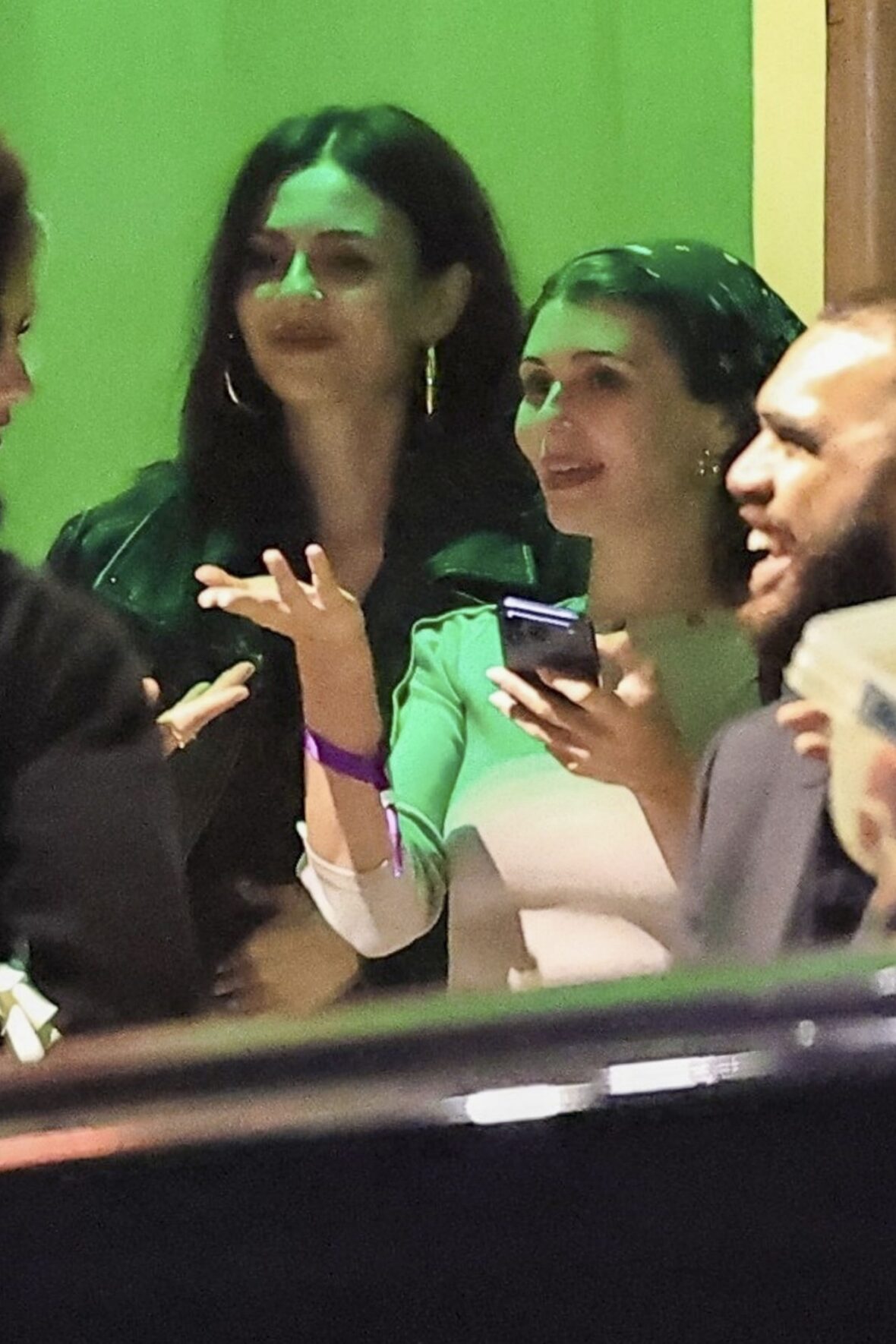 Olivia Jade, Victoria Justice e David Dobrik no Alba Restaurant em Los Angeles