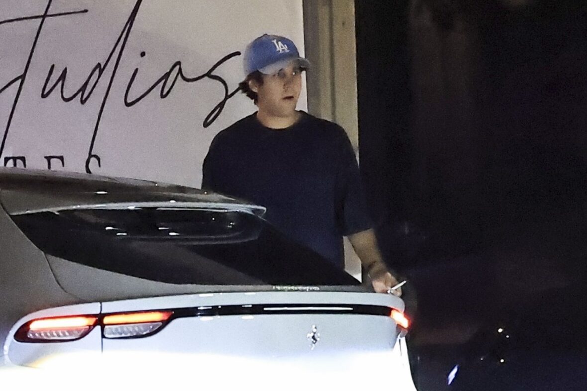 Olivia Jade, Victoria Justice e David Dobrik no Alba Restaurant em Los Angeles