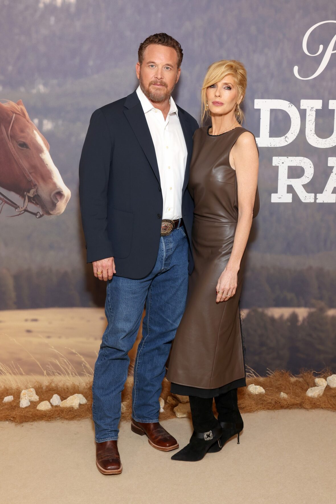Cole Hauser e Kelly Reilly posam juntos no 