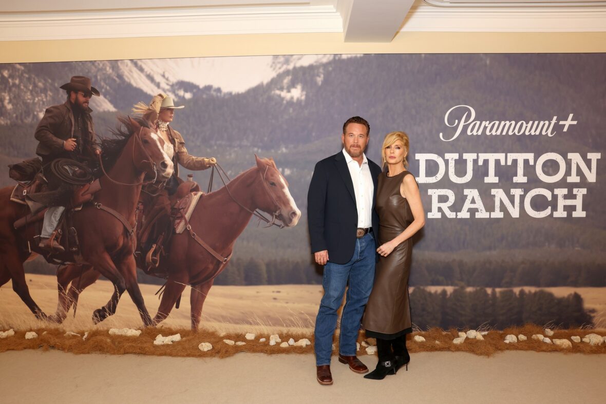 Cole Hauser e Kelly Reilly posam juntos no 