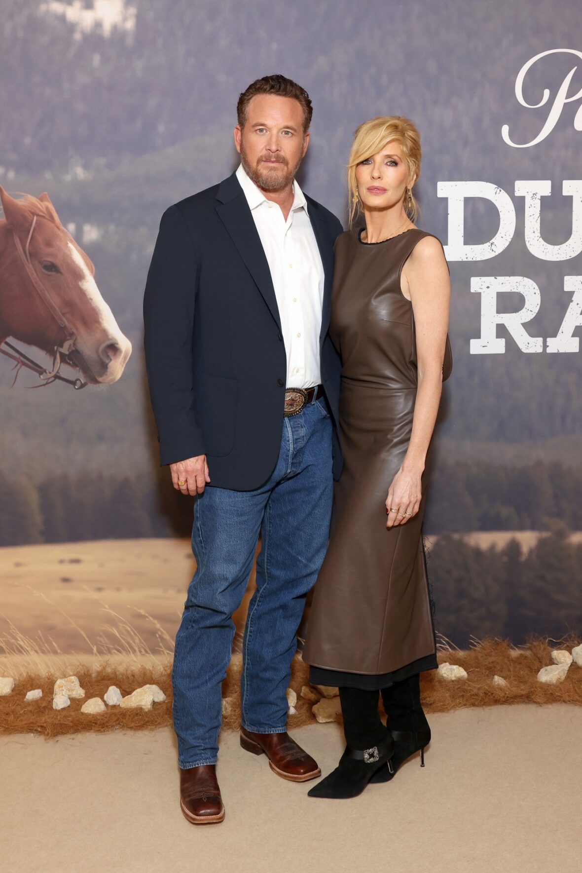 Cole Hauser e Kelly Reilly posam juntos no 