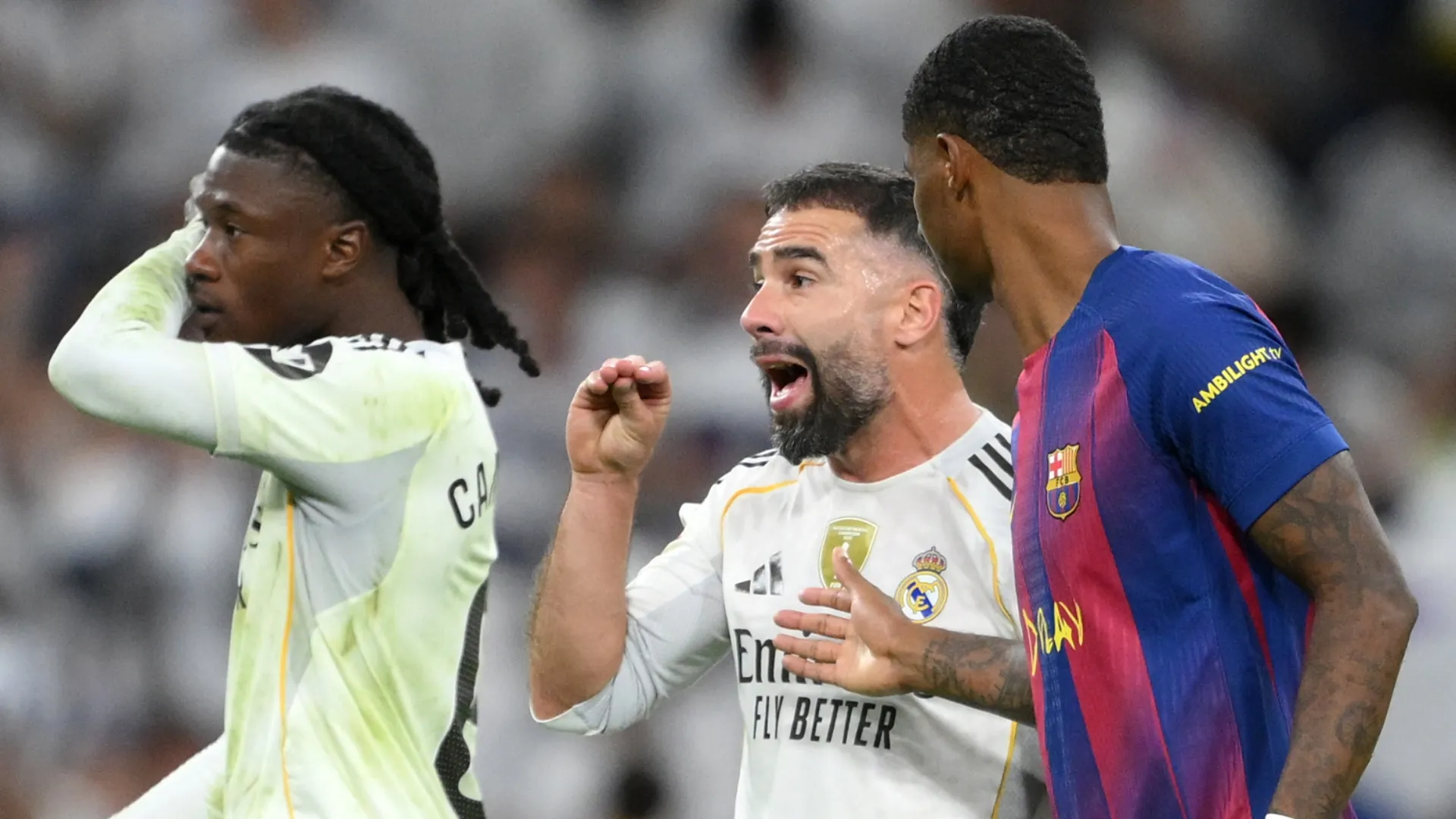 Dani Carvajal, do Real Madrid, gesticula para Lamine Yamal, do FC Barcelona.
