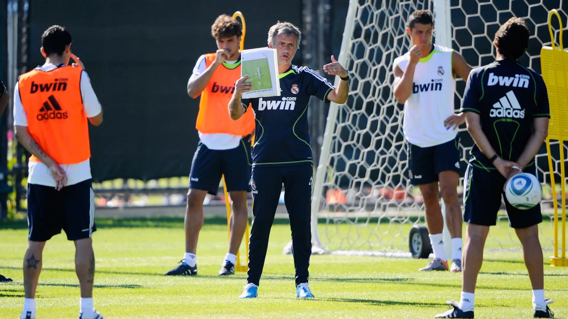 O técnico José Mourinho (C), do Real Madrid, instrui seus jogadores durante um treino.