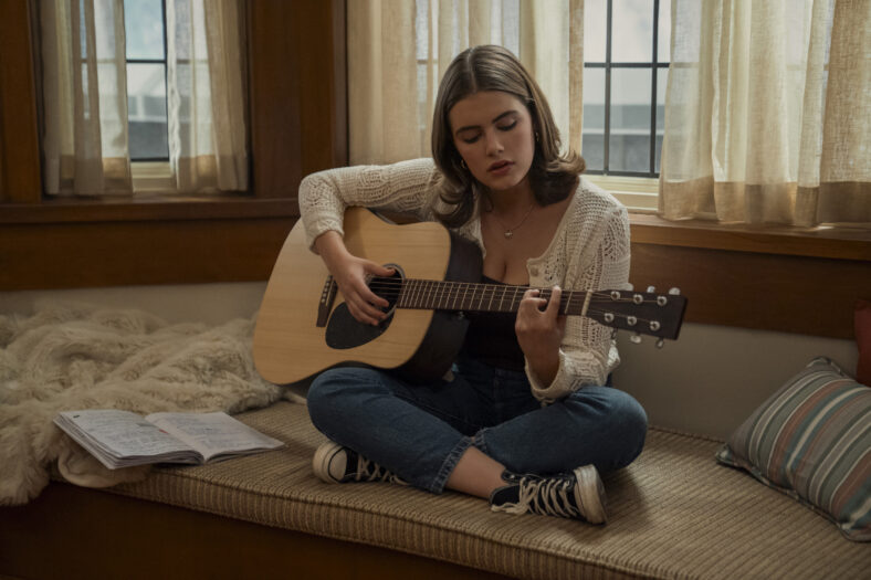 Hannah (Ella Bright) fora do campus 