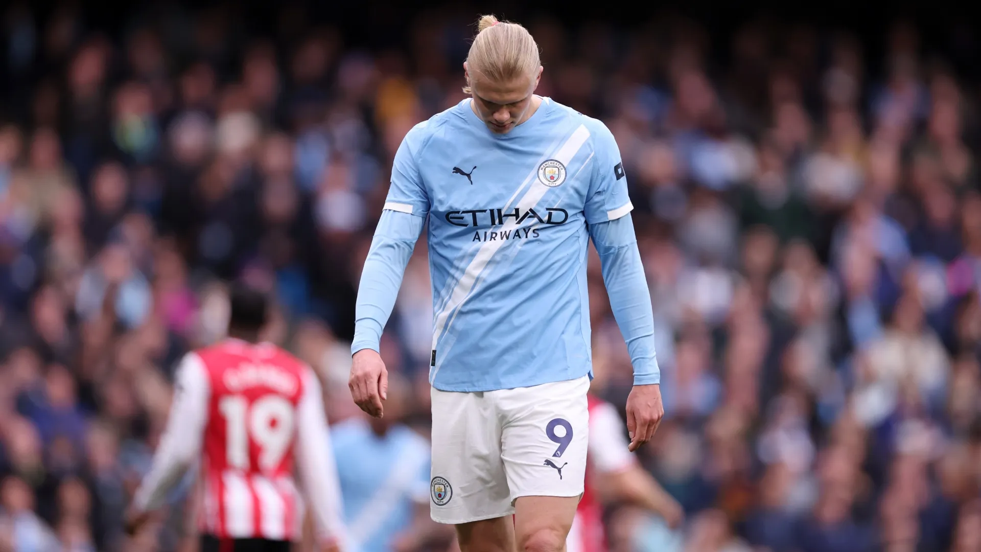 Erling Haaland parece desanimado.