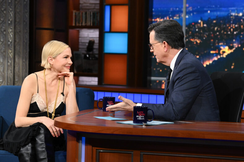 Michelle Williams no programa de Colbert