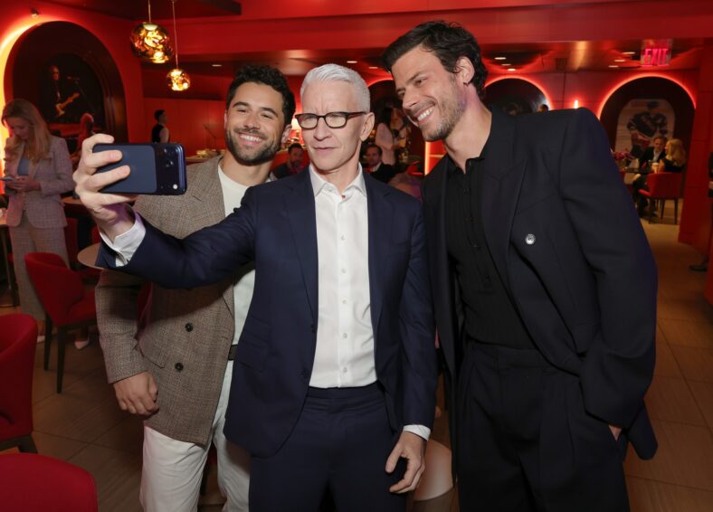 François Arnaud e Robbie GK com Anderson Cooper no Warner Bros Discovery Upfronts