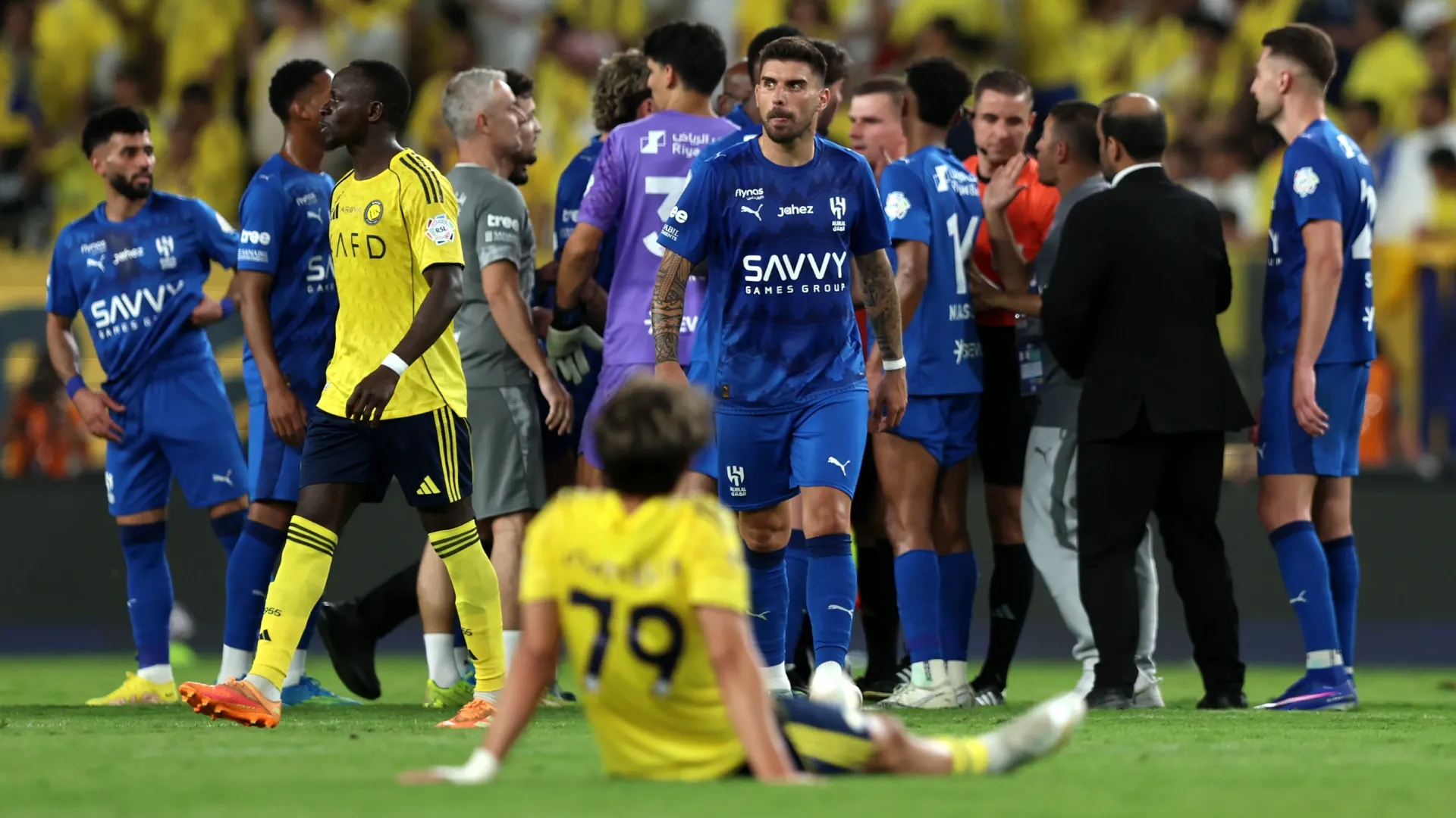 Ruben Neves acompanha o jogo da Saudi Pro League entre Al Nassr e Al Hilal.