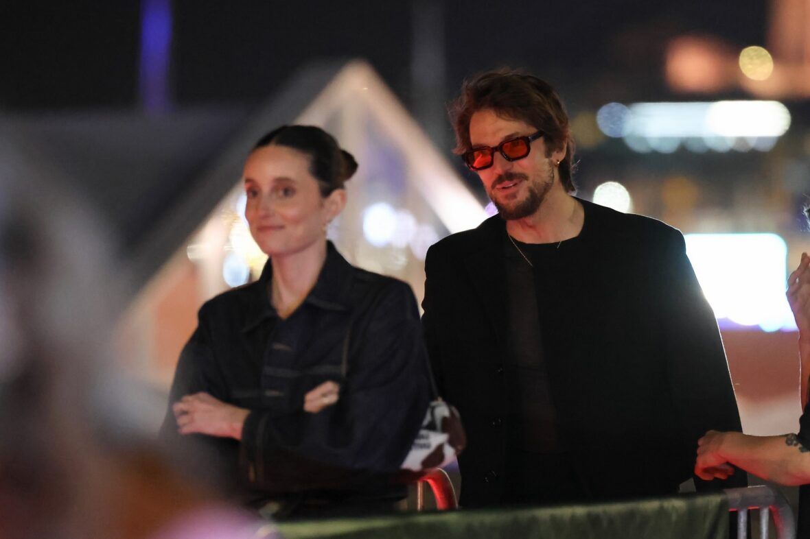 Foto de Lucas Bravo e Mary Beth Barone