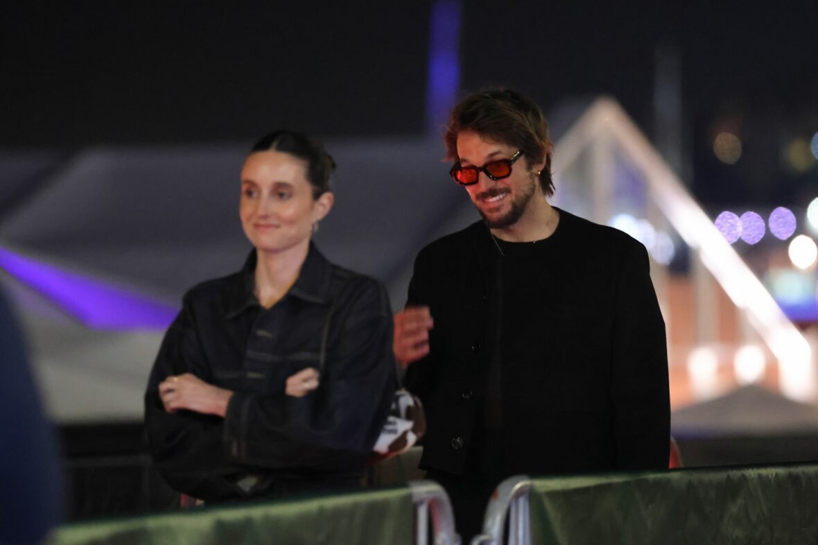 Foto de Lucas Bravo e Mary Beth Barone