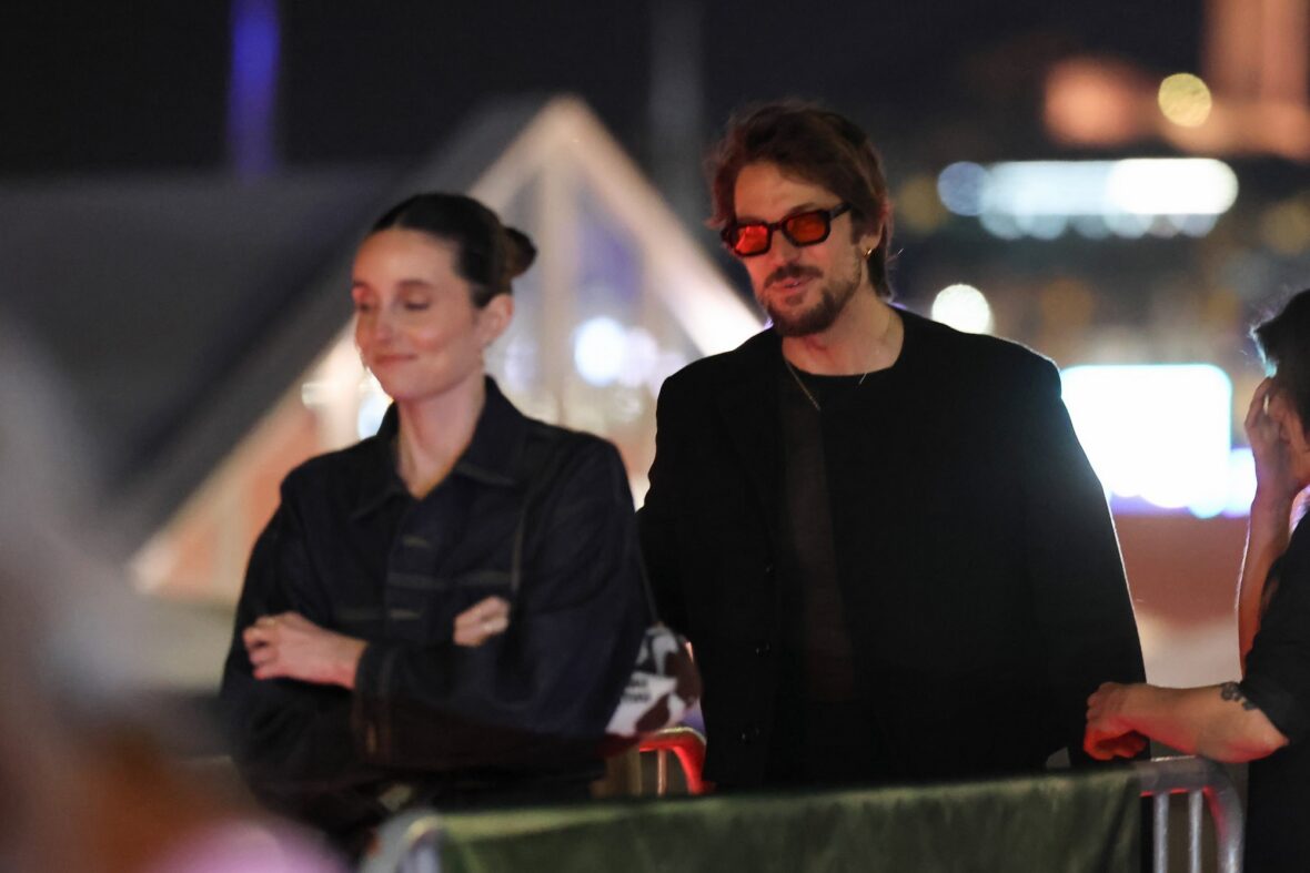 Foto de Lucas Bravo e Mary Beth Barone