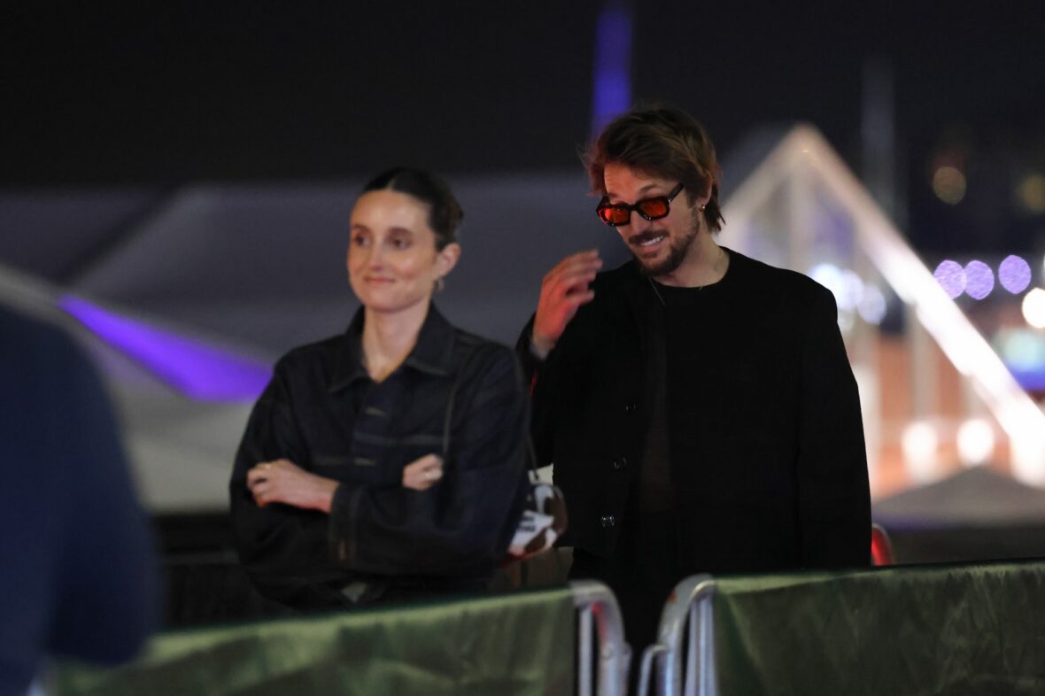 Foto de Lucas Bravo e Mary Beth Barone