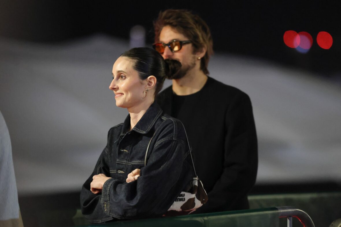 Foto de Lucas Bravo e Mary Beth Barone