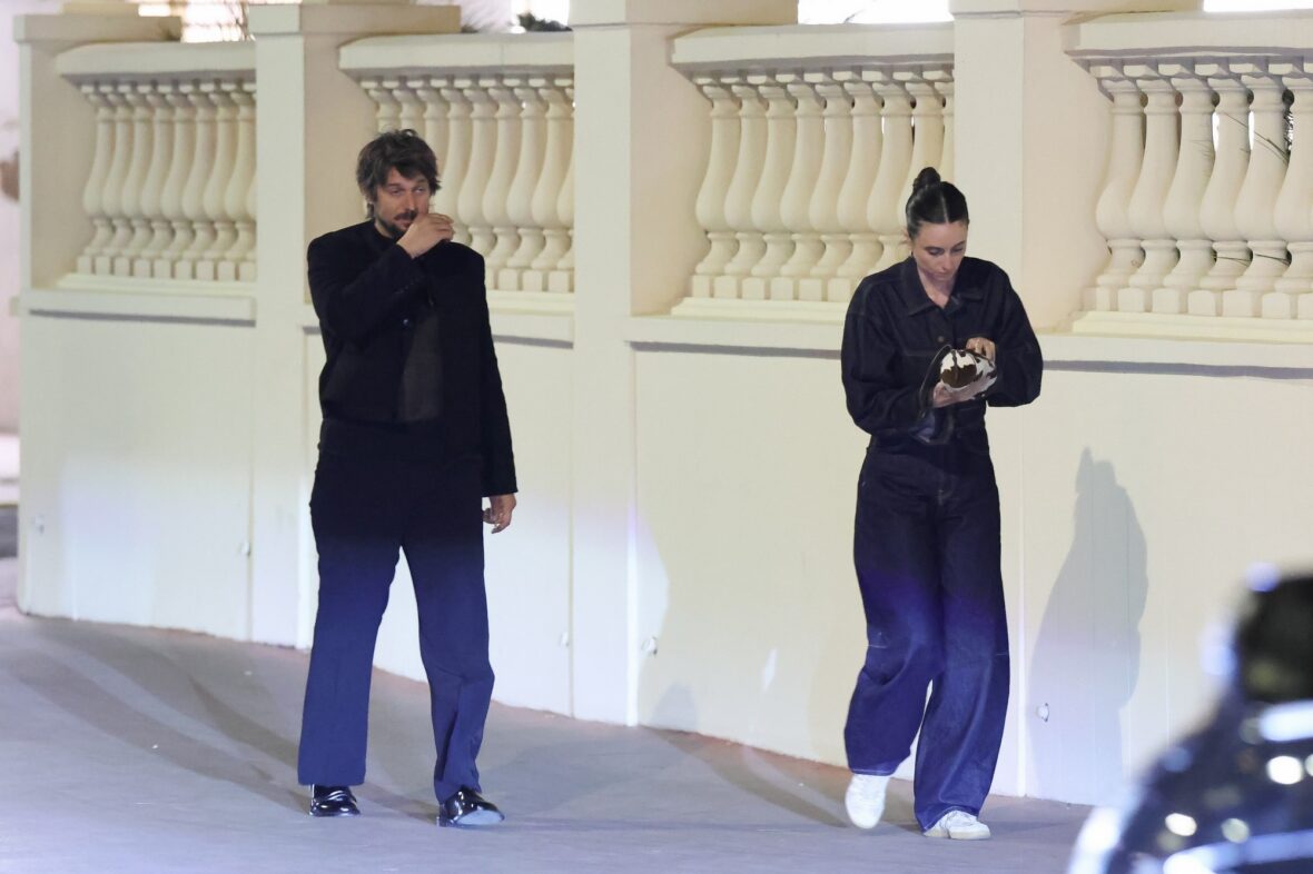 Foto de Lucas Bravo e Mary Beth Barone