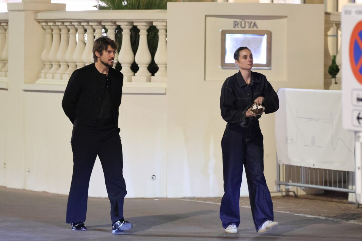 Foto de Lucas Bravo e Mary Beth Barone