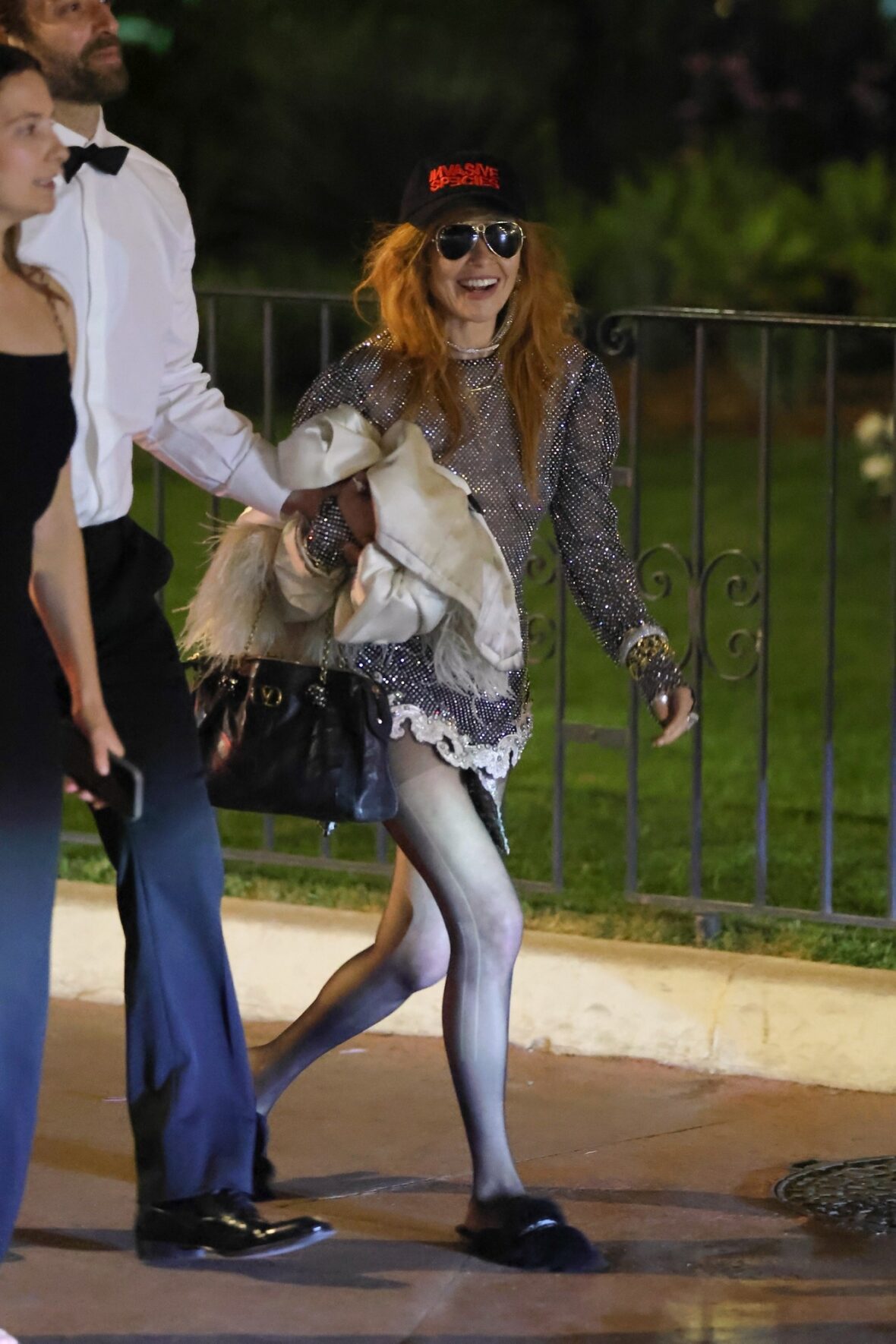Natasha Lyonne aparece com roupas transparentes no Festival de Cinema de Cannes com o namorado Matthew Avedon
