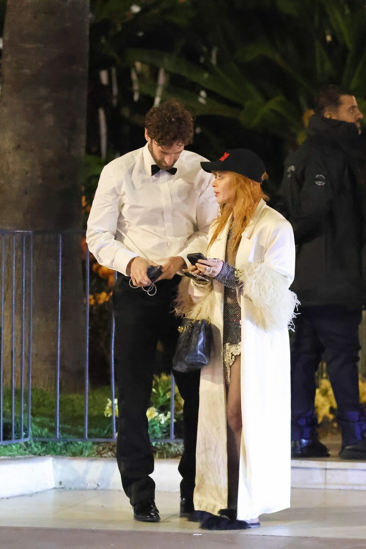 Natasha Lyonne aparece com roupas transparentes no Festival de Cinema de Cannes com o namorado Matthew Avedon