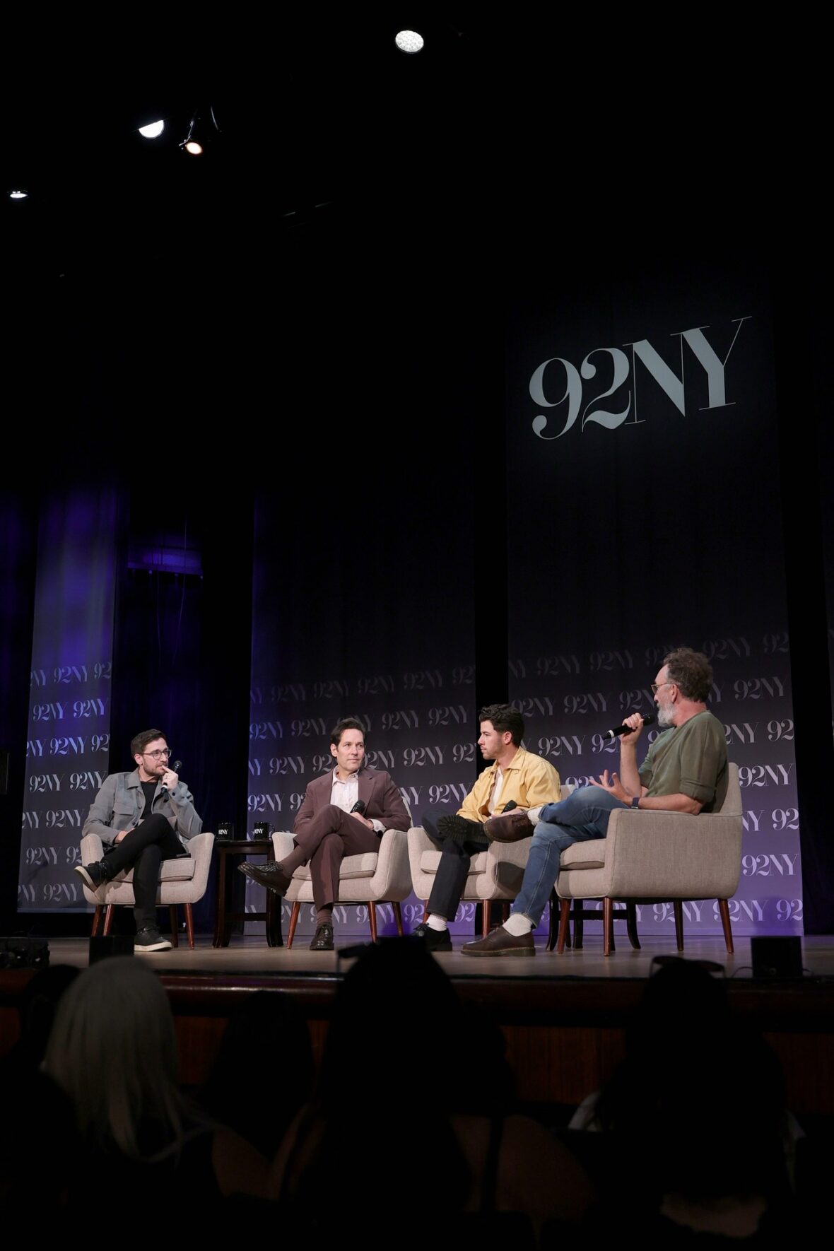 Paul Rudd e Nick Jonas participam de um evento In Conversation com Josh Horowitz