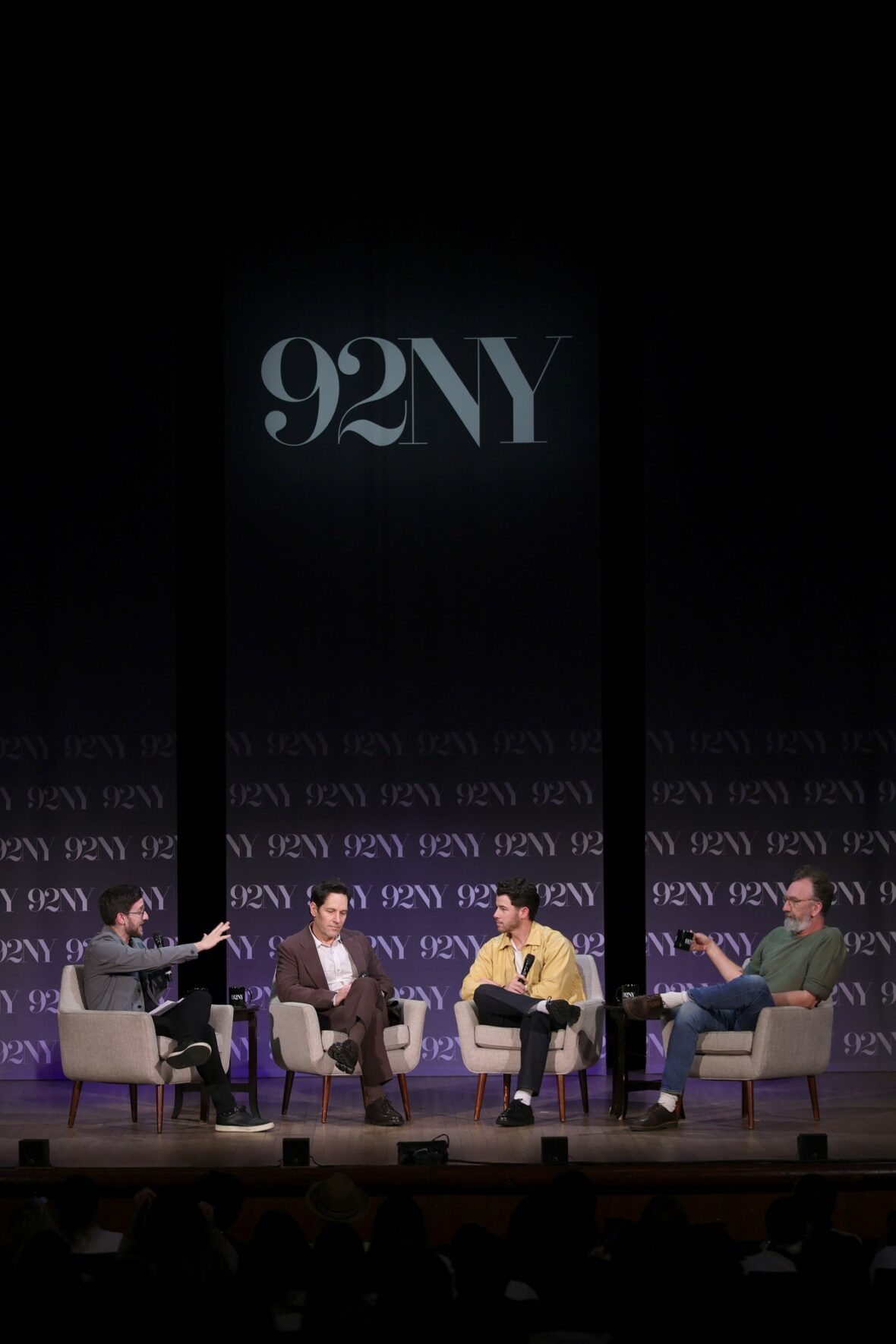Paul Rudd e Nick Jonas participam de um evento In Conversation com Josh Horowitz