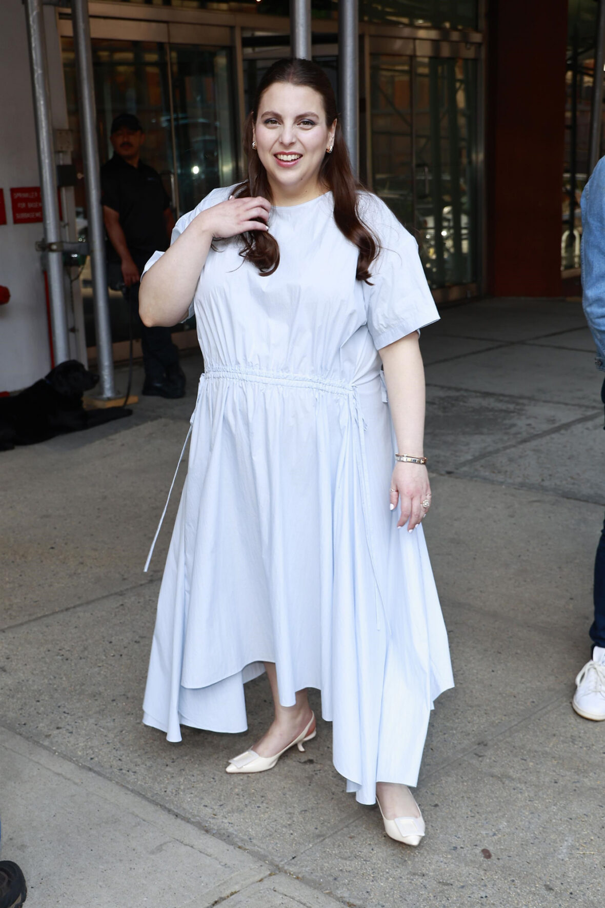 Foto espontânea de Beanie Feldstein em 19 de maio de 2026