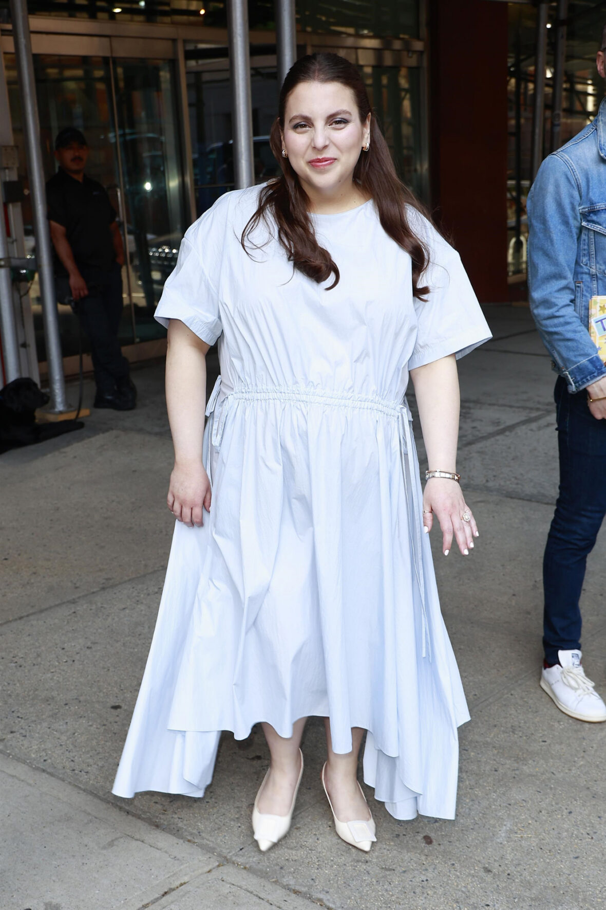 Foto espontânea de Beanie Feldstein em 19 de maio de 2026