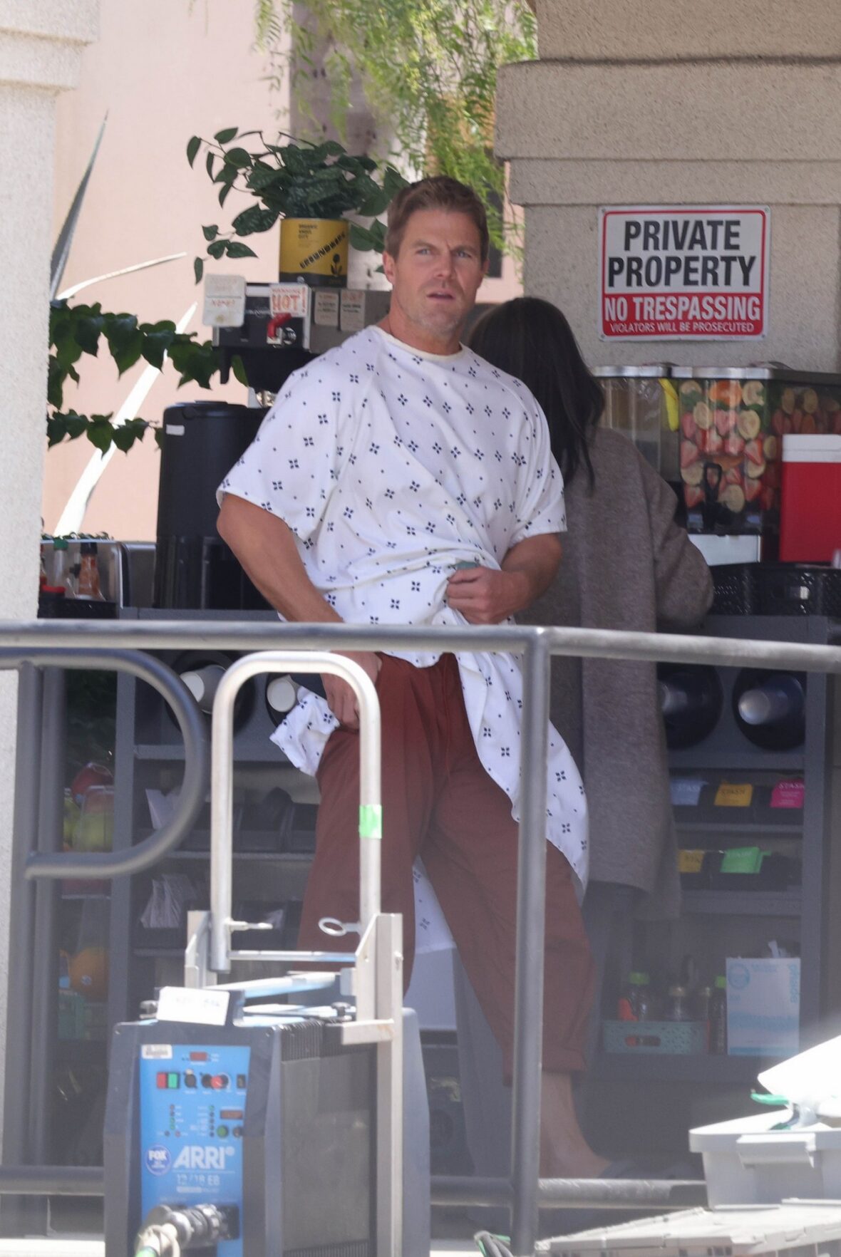 Stephen Amell e Jessica Belkin filmam BAYWATCH em local de hospital