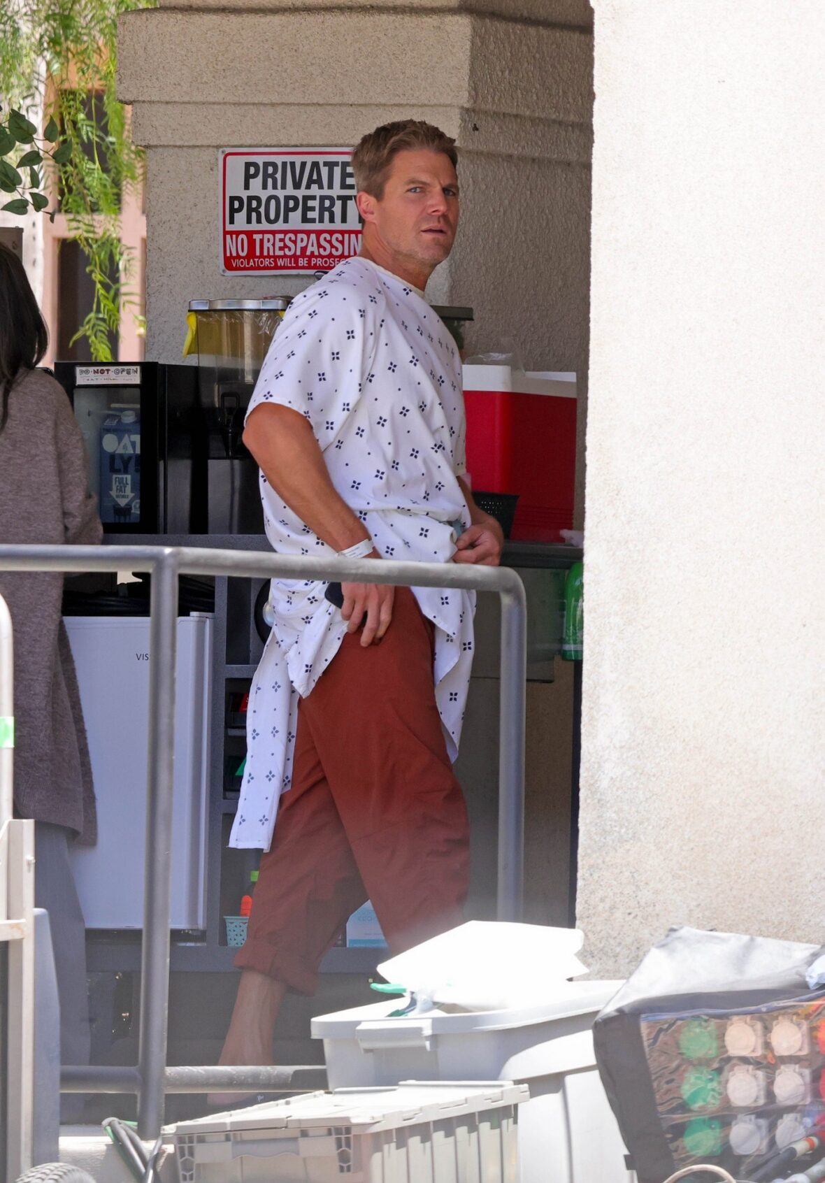 Stephen Amell e Jessica Belkin filmam BAYWATCH em local de hospital