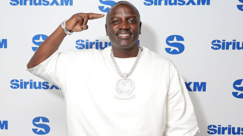 Akon usa um moletom branco em um evento SiriusXM
