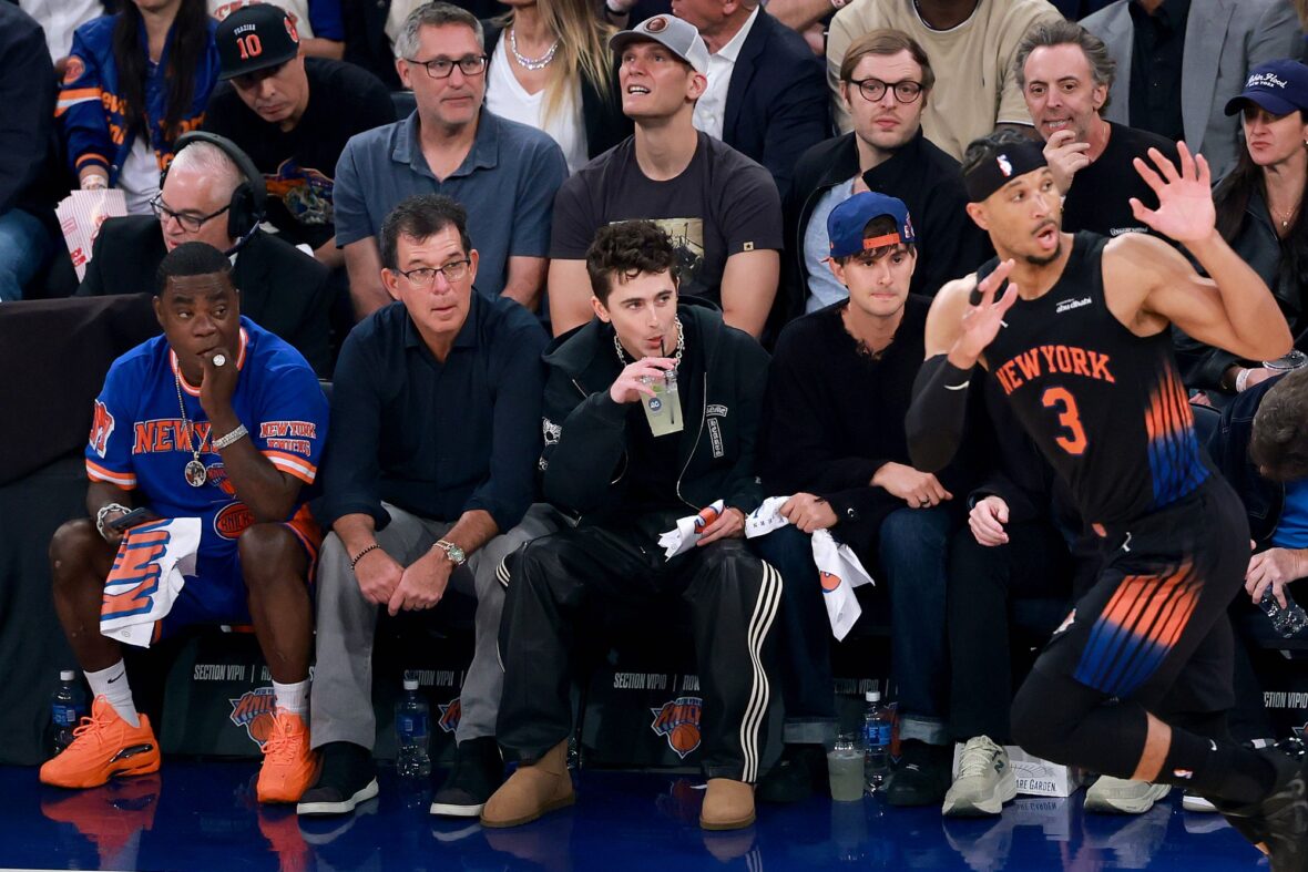 Timothee Chalamet na quadra em jogo dos Knicks