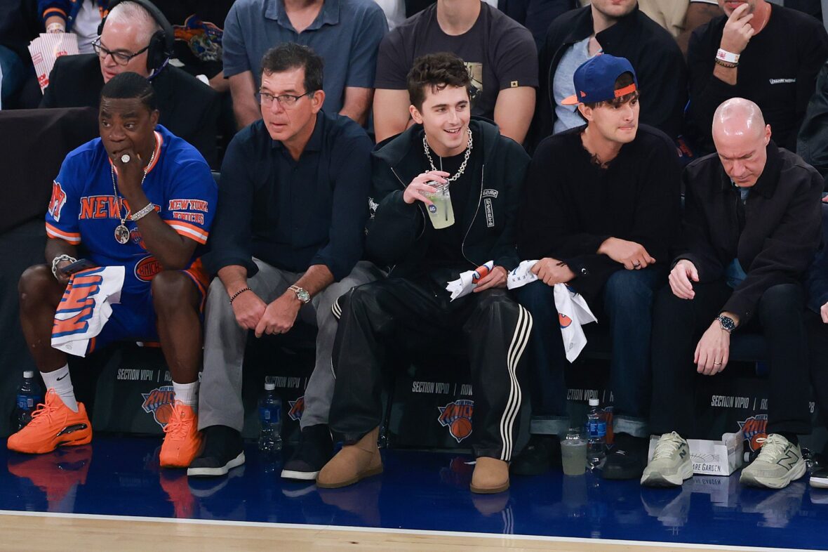 Timothee Chalamet na quadra em jogo dos Knicks