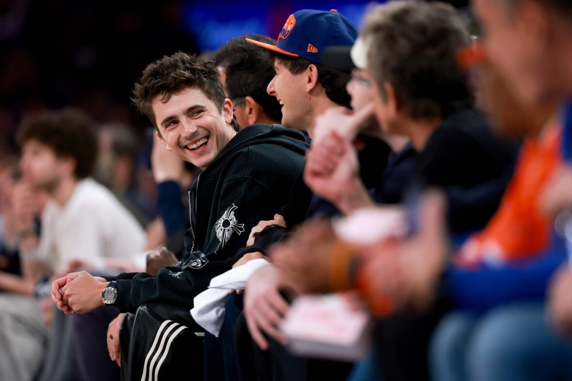 Timothee Chalamet na quadra em jogo dos Knicks