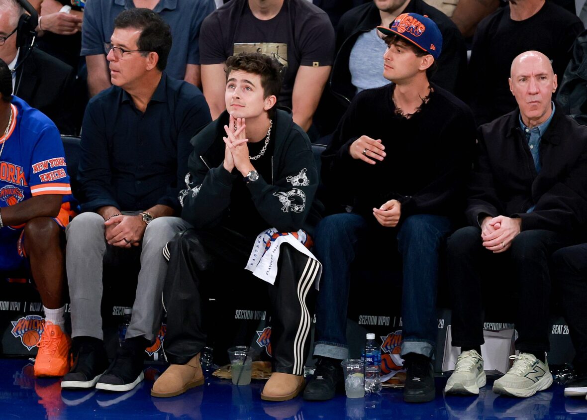 Timothee Chalamet na quadra em jogo dos Knicks