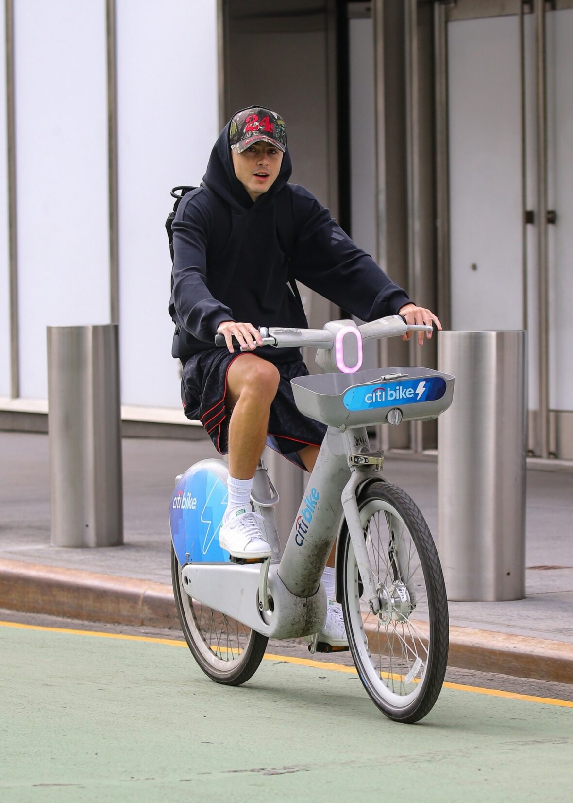 Timothee Chalamet anda de bicicleta Citi