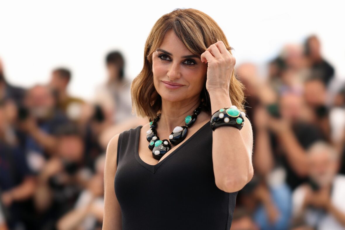 Penélope Cruz de vestido preto em photocall