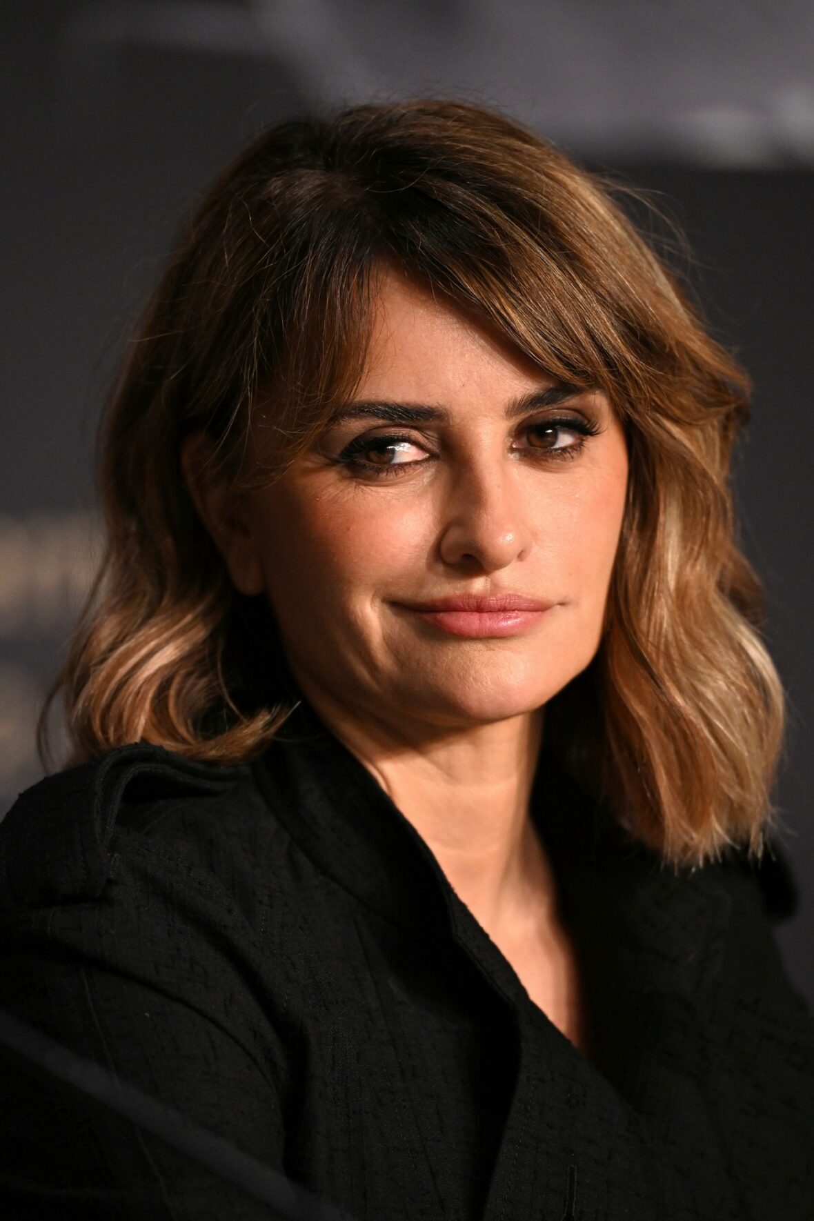 Penélope Cruz de vestido preto em photocall