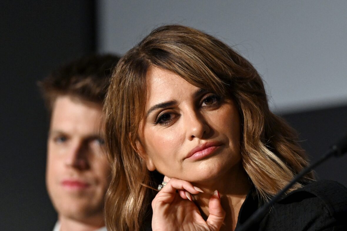 Penélope Cruz de vestido preto em photocall