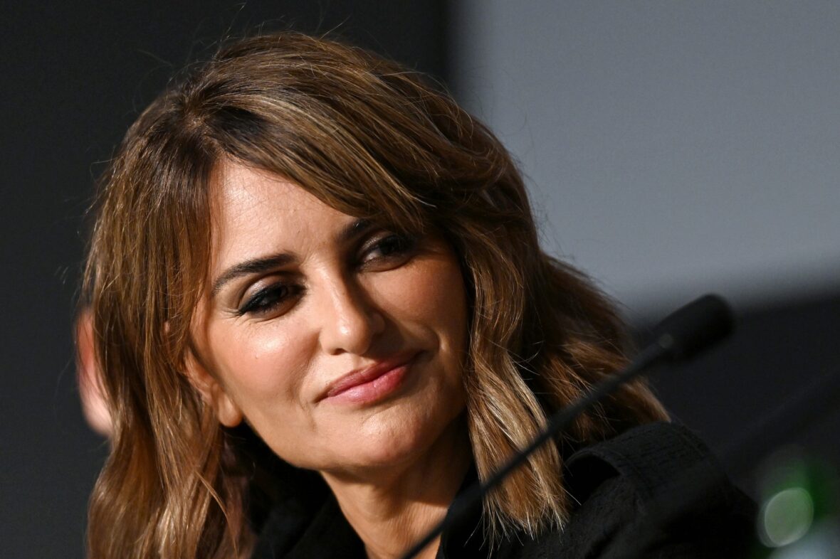 Penélope Cruz de vestido preto em photocall