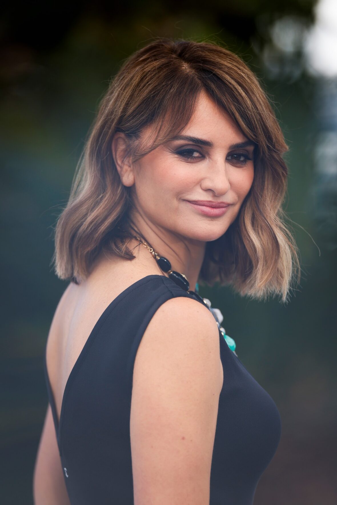 Penélope Cruz de vestido preto em photocall