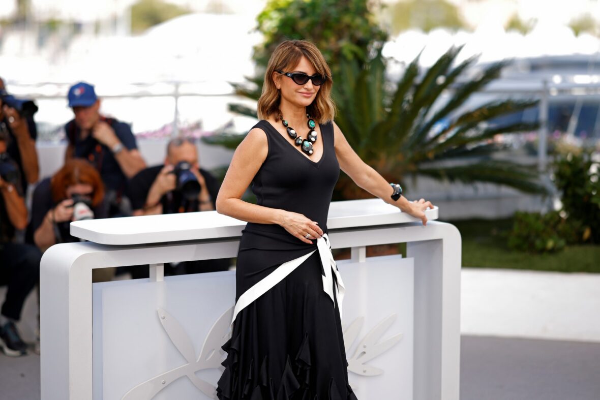 Penélope Cruz de vestido preto em photocall