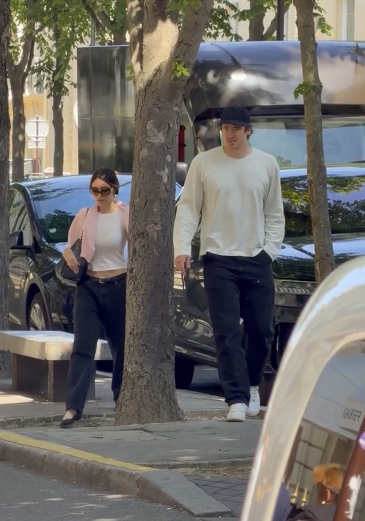 Justin Herbert e Madison Beer caminham lado a lado ao ar livre