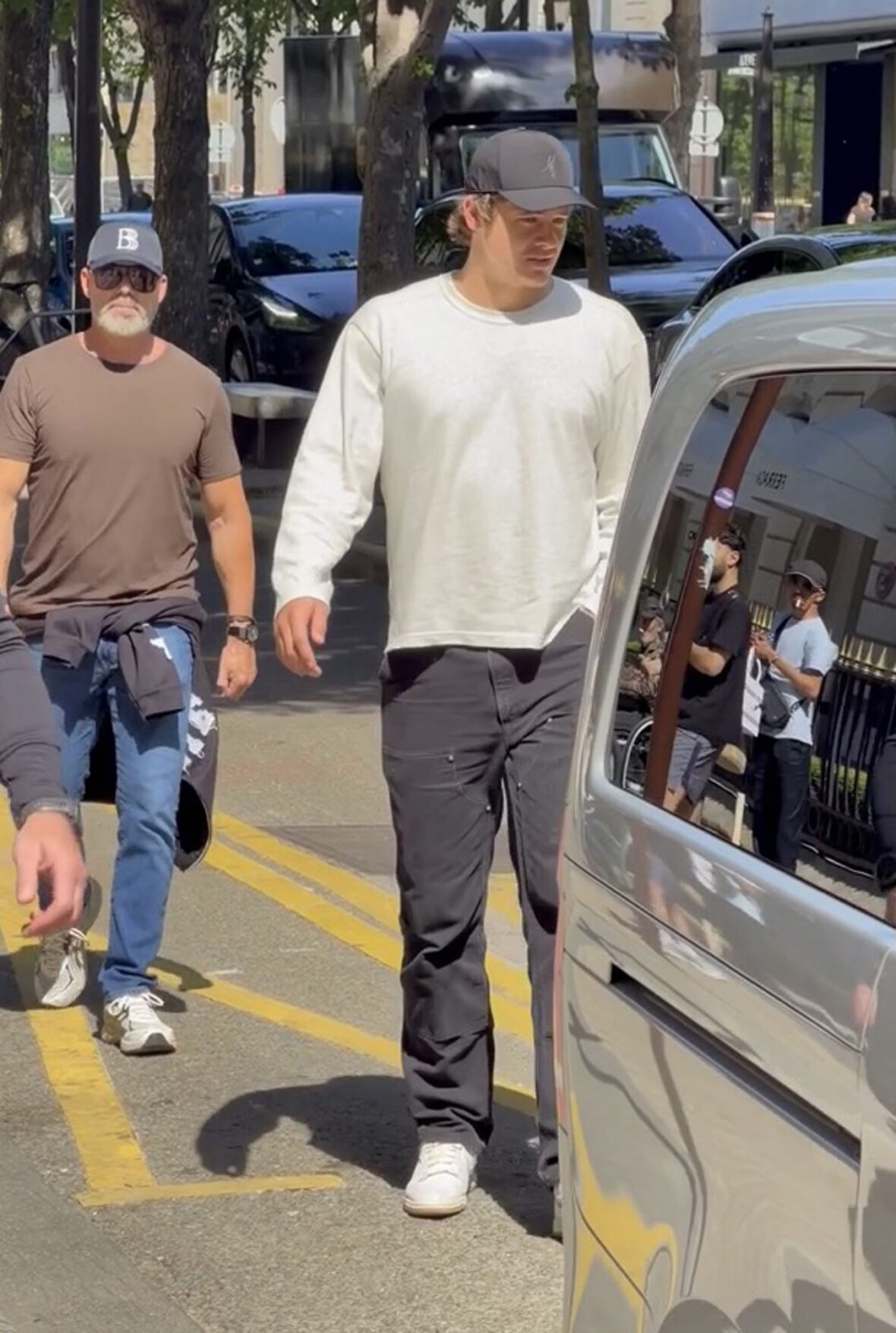 Justin Herbert caminha em direção a um carro ao ar livre