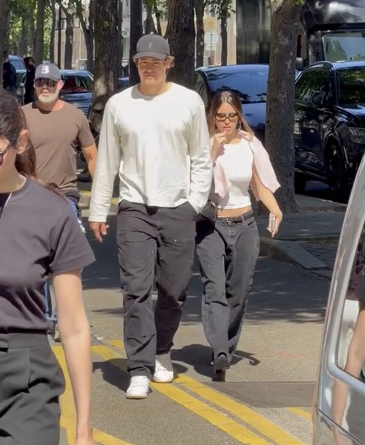 Justin Herbert e Madison Beer caminham lado a lado ao ar livre