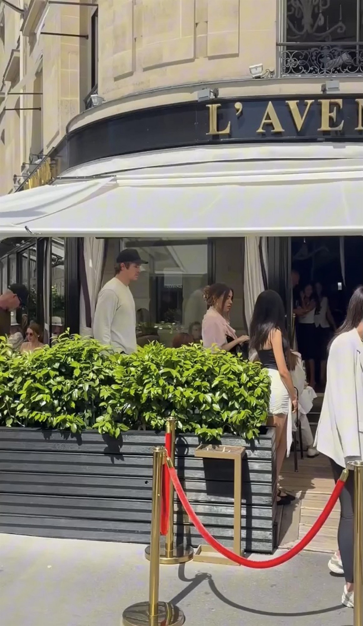 Justin Herbert segue atrás da Madison Beer dentro de casa