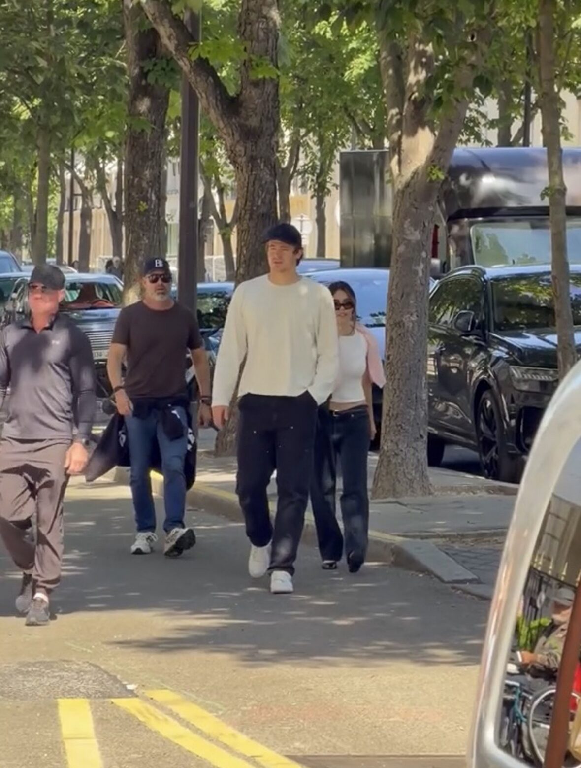 Justin Herbert e Madison Beer caminham lado a lado ao ar livre