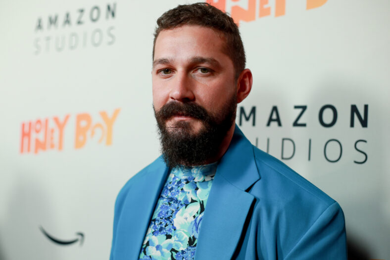 Shia LaBeouf posa para fotos na estreia do filme Amazon Studios