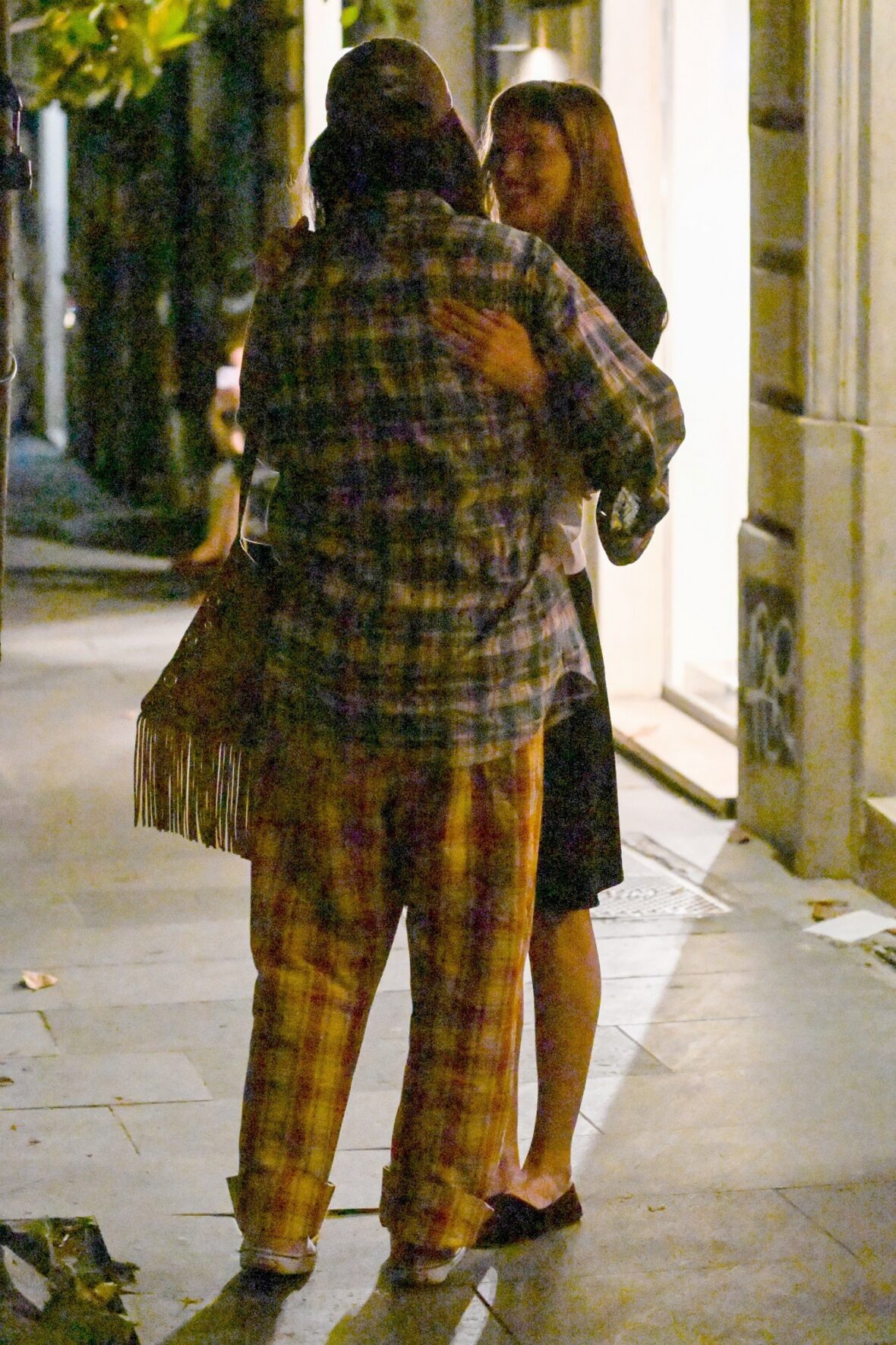 Dakota Johnson e Alessandro Michele se abraçando