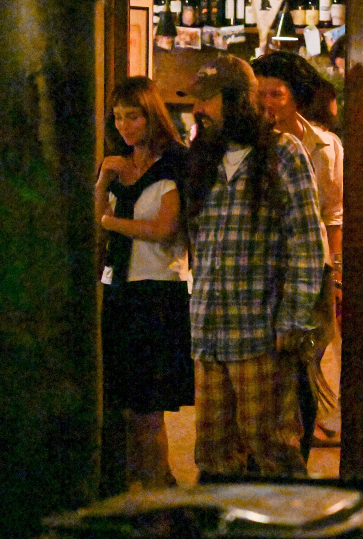 Dakota Johnson e Alessandro Michele caminhando lado a lado